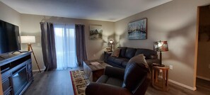 Huoneisto (Mystic Mountain Condo - Pool - REMODE) | Olohuone