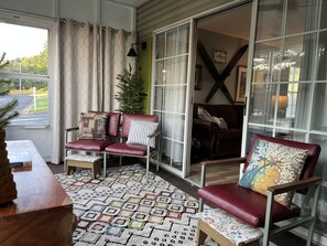 TV, DVD player, books, video library - Ozark Hideaway at Fall Creek (Branson)