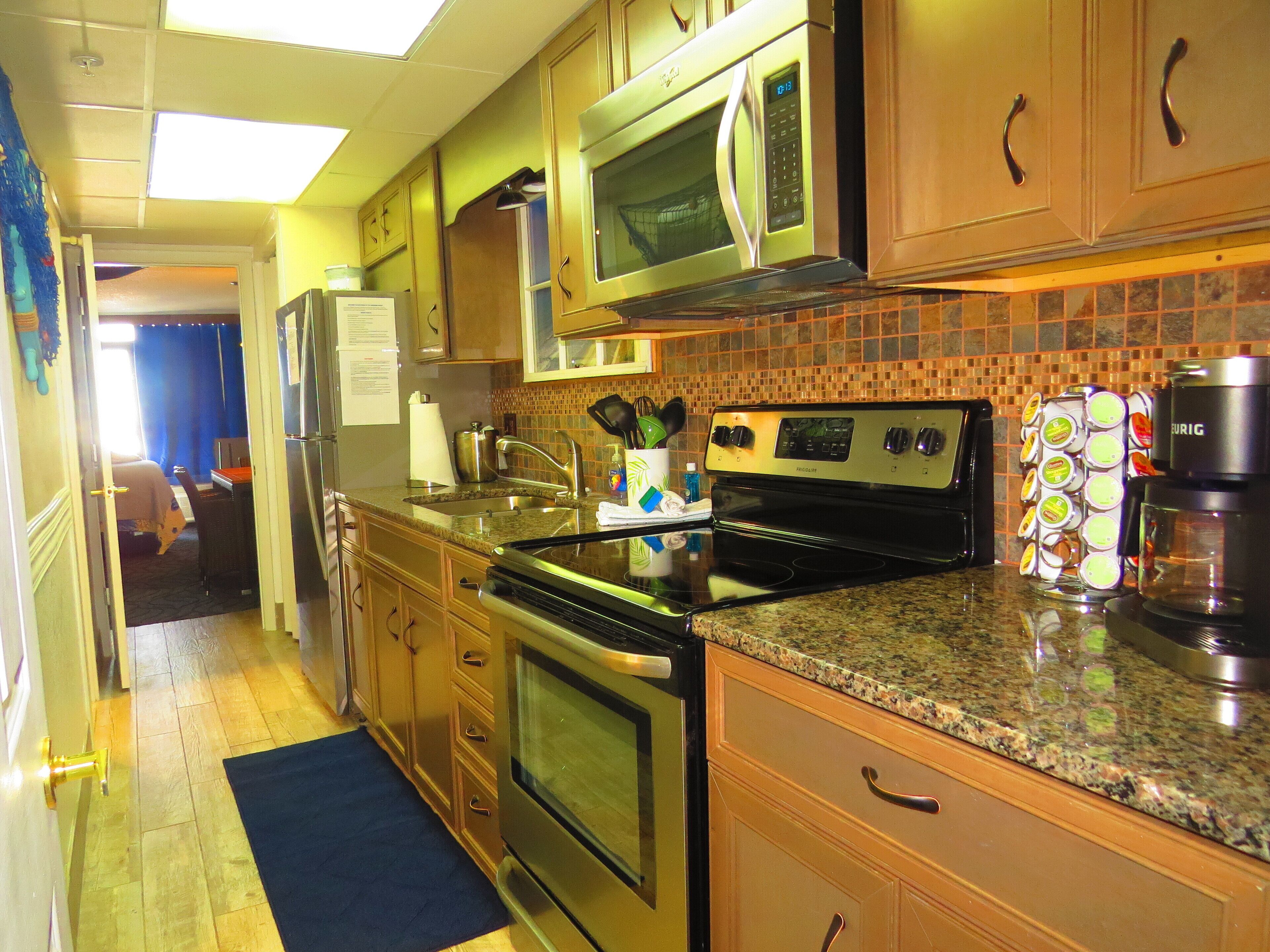 Myrtle Beach Front QUEEN Suite Corner Condo @ Lndmrk resort 14 FLR Near Airport