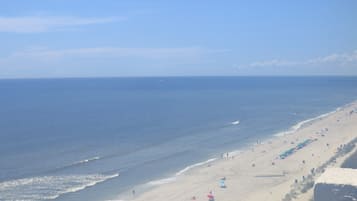 Sur la plage, chaise longue, serviettes de plage