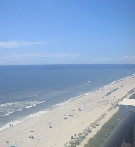 1445 Elegant  On The Beach Corner Queen Suite,  near Airport with Fireplace 