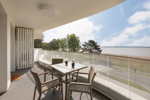 Outdoor dining - Comfortable Apartment | Balcony, Pool, Air Conditioning (Rogowo)