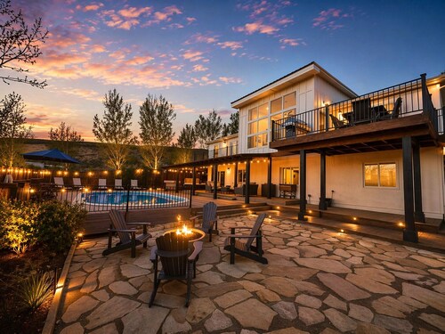 Exclusive Retreats 6 Bedroom 6 Bath Desert Paradise with Private Heated Pool
