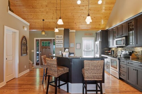 ♡ Your Happy Place Overlooking Center Hill Lake ♡