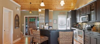 ♡ Your Happy Place Overlooking Center Hill Lake ♡