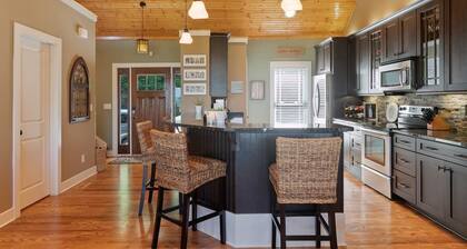 ♡ Your Happy Place Overlooking Center Hill Lake ♡