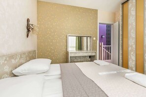 2 chambres, fer et planche à repasser, Wi-Fi, draps fournis