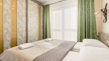 2 habitaciones, escritorio, tabla de planchar con plancha y wifi