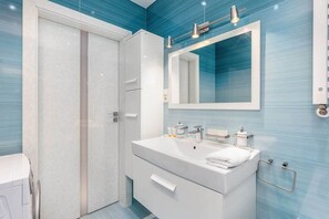 Baignoire, sèche-cheveux, serviettes fournies, shampoing
