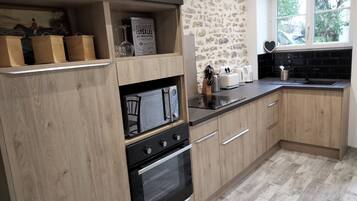 Een koelkast, een microgolfoven, een oven, een kookplaat