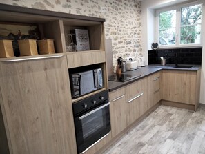 Kühlschrank, Mikrowelle, Ofen, Herdplatte