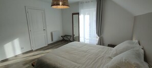 3 bedrooms, iron/ironing board, travel crib, free WiFi - "Un Autre Temps" guest house near Chablis (10km) (Ligny-le-Châtel)