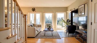 Tranquil Seaside Getaway - hot tub -sauna -private