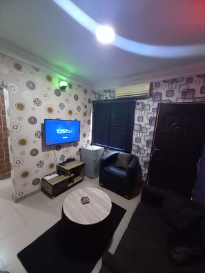 Smart-TV, DVD-Player, Bücher