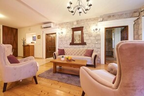 TV connectée, console de jeux vidéo, livres