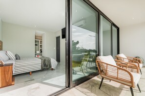 1 Schlafzimmer, Zimmersafe, Schreibtisch, Bügeleisen/Bügelbrett