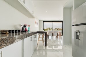 Kühlschrank, Mikrowelle, Herdplatte, Wasserkocher mit Kaffee-/Teezubehör