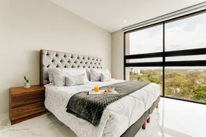 3 sovrum, värdeförvaringsskåp på rummet och skrivbord