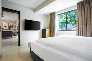 Executive Suite, 1 King Bed, Non Smoking, Terrace | Egyptian cotton sheets, premium bedding, memory foam beds, minibar