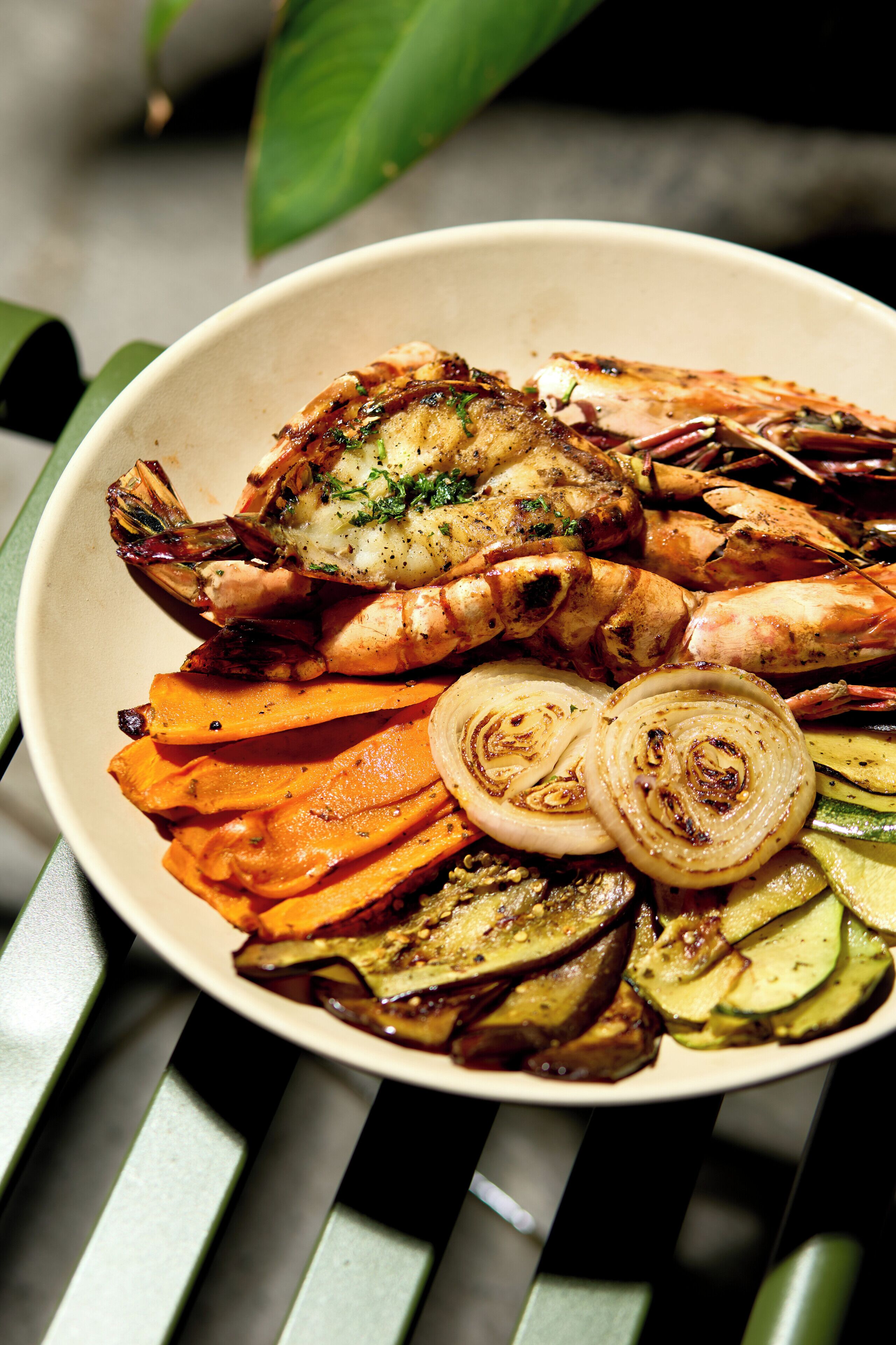Un plato de mariscos y vegetales cocidos.