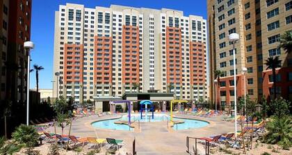 Relaxing resort, off crazy strip - 1 Bedroom, Sleeps 4