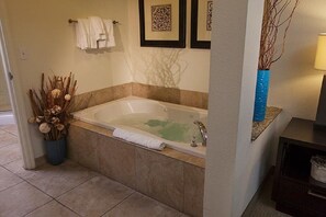 Douche, baignoire à jets, sèche-cheveux, serviettes fournies