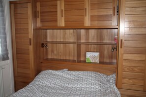 4 slaapkamers, een strijkplank/strijkijzer, reisbedje, gratis wifi
