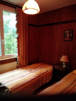 3 camere, una scrivania, ferro/asse da stiro, lenzuola