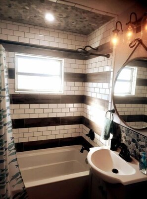 Ensemble douche/baignoire, sèche-cheveux, serviettes fournies