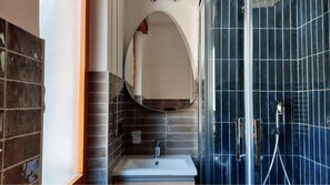 Douche, sèche-cheveux, bidet, serviettes fournies