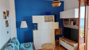 Smart TV, books, stereo