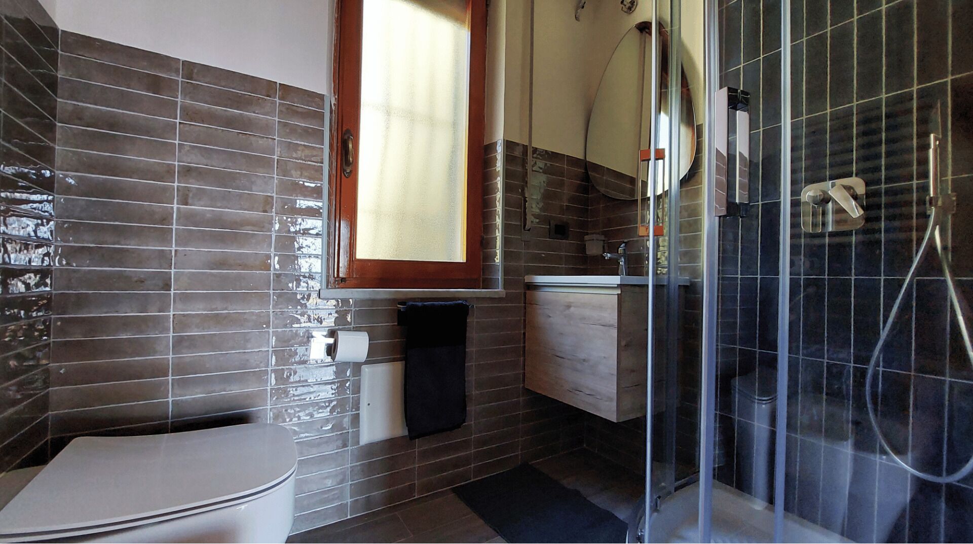 Regadera, secadora de cabello, bidet, toallas 