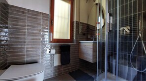 Douche, sèche-cheveux, bidet, serviettes fournies