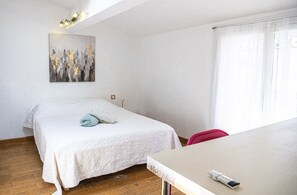 2 slaapkamers, een bureau, een strijkplank/strijkijzer, reisbedje