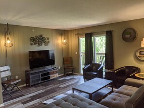 Condo (Lee's Lane - NO STAIRS!! - Great view) | Living room | TV - Lee's Lane (Branson)