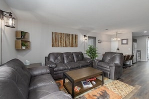 Apartamento (The Timberland - REMODELED - Everythi) | Sala de estar