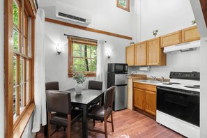 Fridge, microwave, oven, stovetop - Unwind in Charming Mountain Retreat near Helen, Blue Ridge & Appalachian Trail (Blairsville)