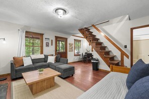 Fernseher, Kamin, DVD-Player, Bücher