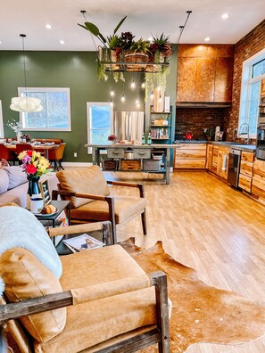 Smart TV, fireplace - Chic Mountain Stay w/ 3 Full Suites, Gorgeous Mountain Views & Private Day Spa (Marshall)
