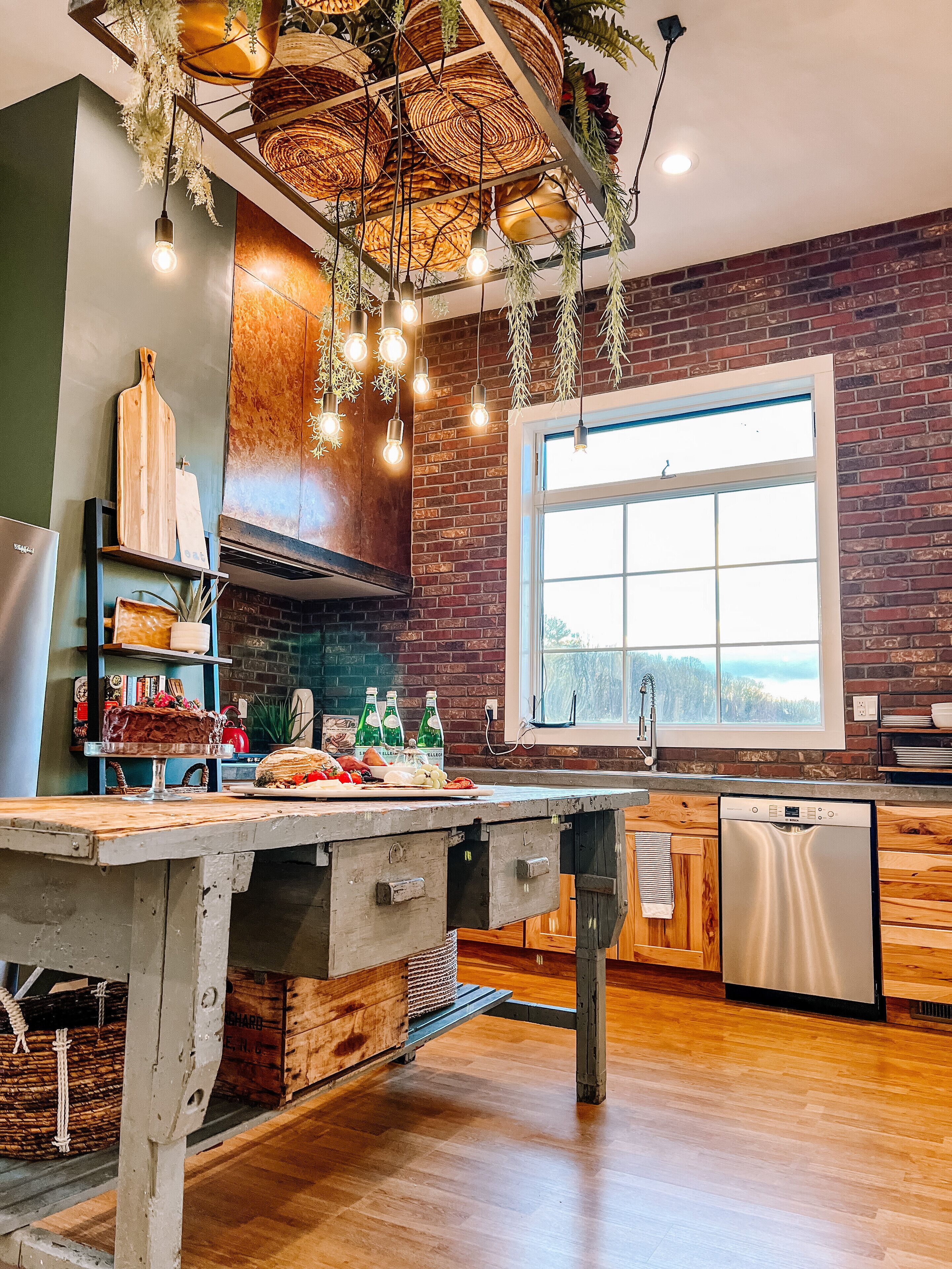 Luxury Fall Package Available: Dinner, BMW, etc. Chic, 3 Suites, & Pizza Oven