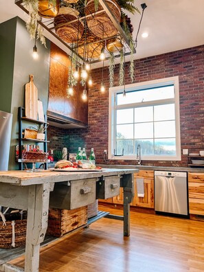 Fridge, microwave, oven, stovetop - Chic Mountain Stay w/ 3 Full Suites, Gorgeous Mountain Views & Private Day Spa (Marshall)