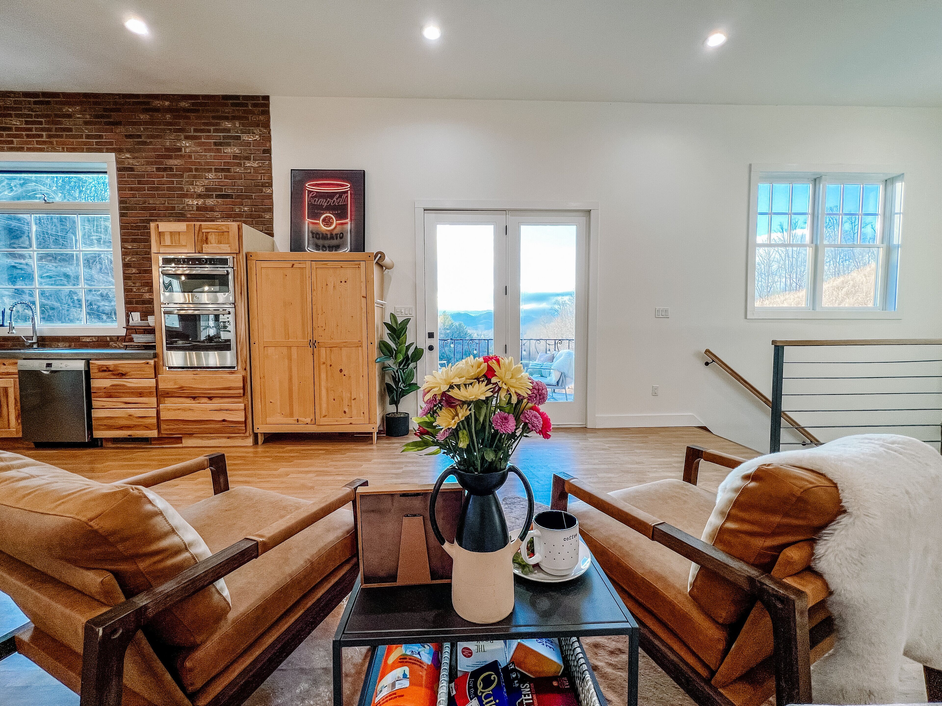 Luxury Fall Package Available: Dinner, BMW, etc. Chic, 3 Suites, & Pizza Oven