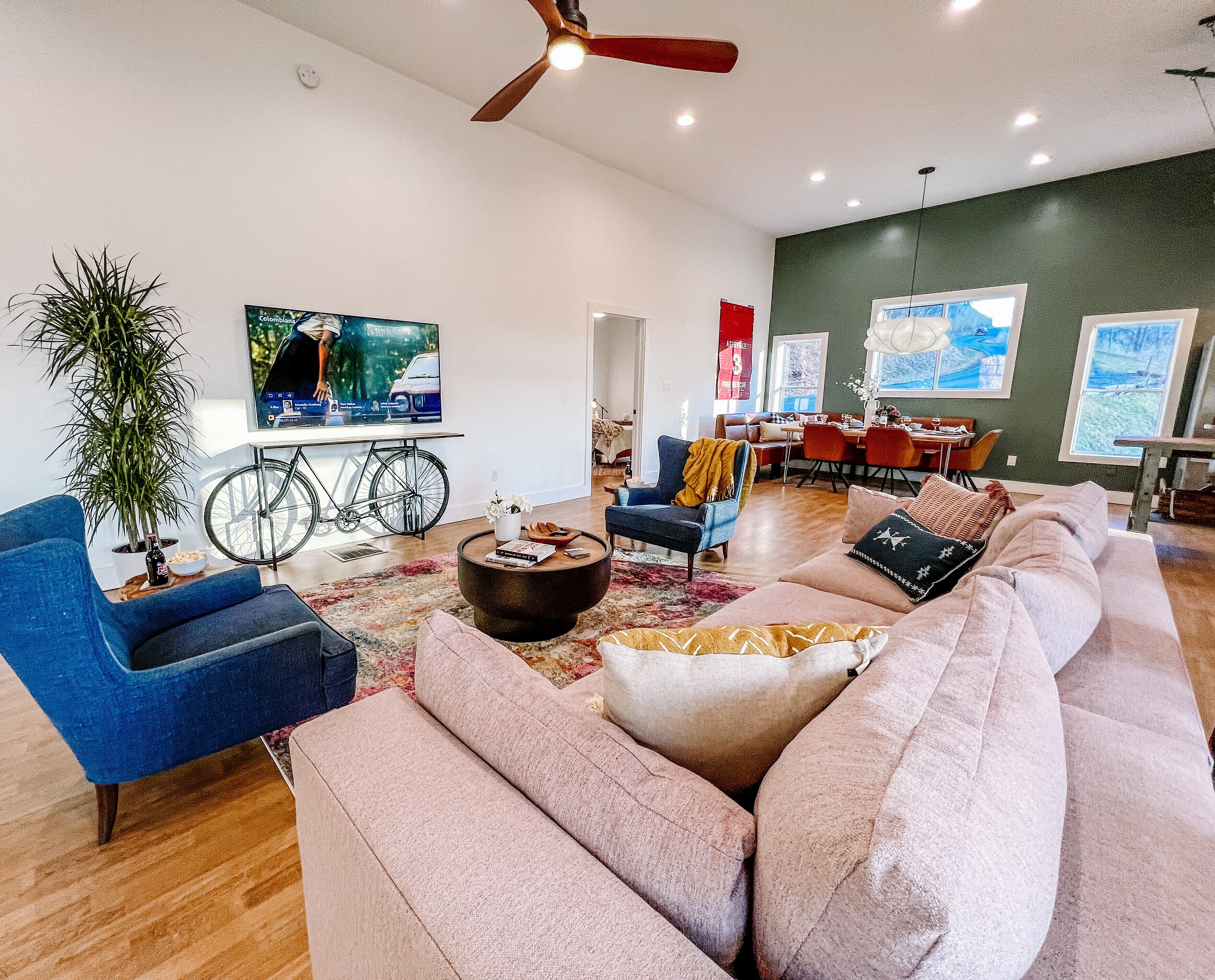 Luxury Fall Package Available: Dinner, BMW, etc. Chic, 3 Suites, & Pizza Oven