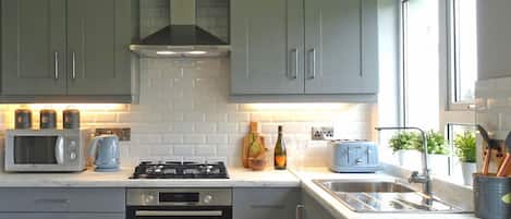 Microondas, tetera/pava eléctrica, silla alta para bebés