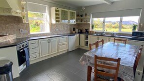 Microondas y utensilios de cocina