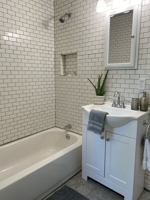 Towels, toilet paper - East Main Downtown Bungalow  (Ashland)