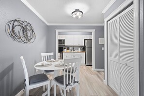 Dining - Heated Pool Apartment Near Siesta Key 1BR (Sarasota)