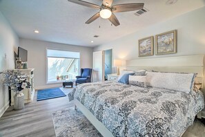 4 bedrooms, desk, Internet, bed sheets - Bright Home w/ Dock on Lake Conroe! (Willis)