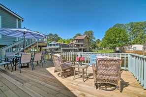 Outdoor dining - Bright Home w/ Dock on Lake Conroe! (Willis)