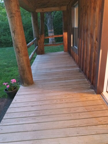 Round Top: scenic , serene, beautiful....roomy